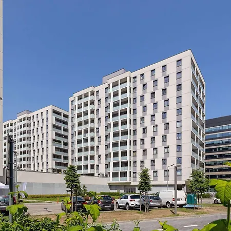 Fabryczna Modern With Balcony & Parking In Cracow By Renters 아파트