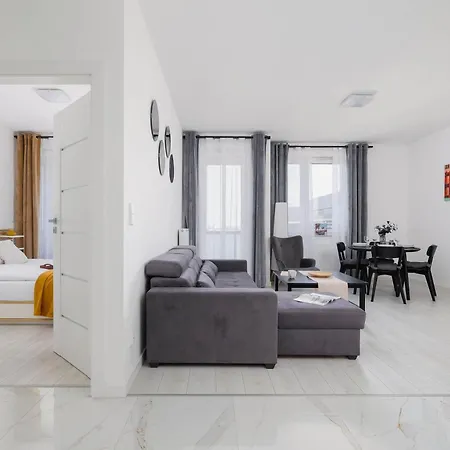 Fabryczna Modern With Balcony & Parking In Cracow By Renters 아파트 크라쿠프