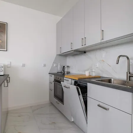 Fabryczna Modern With Balcony & Parking In Cracow By Renters 크라쿠프