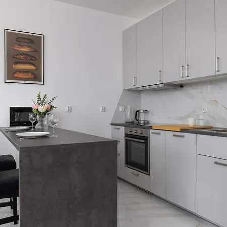 Apartament Fabryczna Modern With Balcony&parking In Cracow By Renters