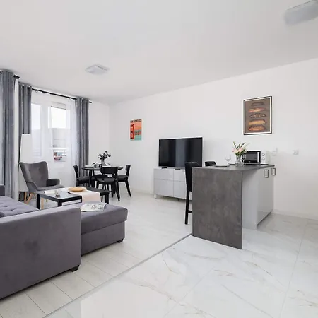 Fabryczna Modern With Balcony&parking In Cracow By Renters Apartament *