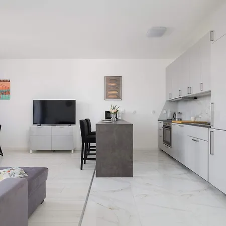 Apartament Fabryczna Modern With Balcony&parking In Cracow By Renters *