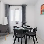 Fabryczna Modern With Balcony & Parking In Cracow By Renters Lägenhet