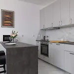Lägenhet Fabryczna Modern With Balcony & Parking In Cracow By Renters