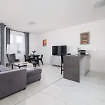 Fabryczna Modern With Balcony & Parking In Cracow By Renters Lägenhet *