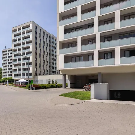 Fabryczna Modern With Balcony & Parking In Cracow By Renters アパート