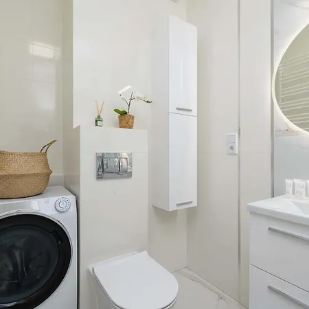 Fabryczna Modern With Balcony & Parking In Cracow By Renters アパート *