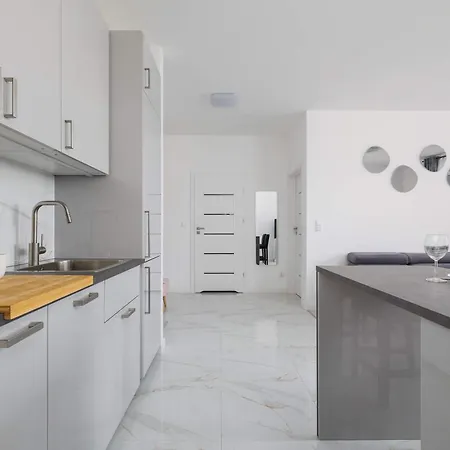 Fabryczna Modern With Balcony & Parking In Cracow By Renters Daire Krakow